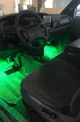 néons à l'intérieur d'une voiture